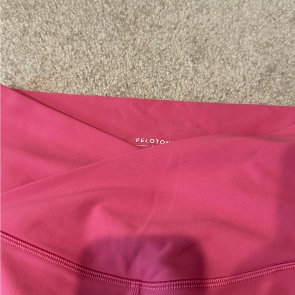 Peloton Women's Cadent Pink Bike Shorts 7” - V Cross top - Picture 2 of 4